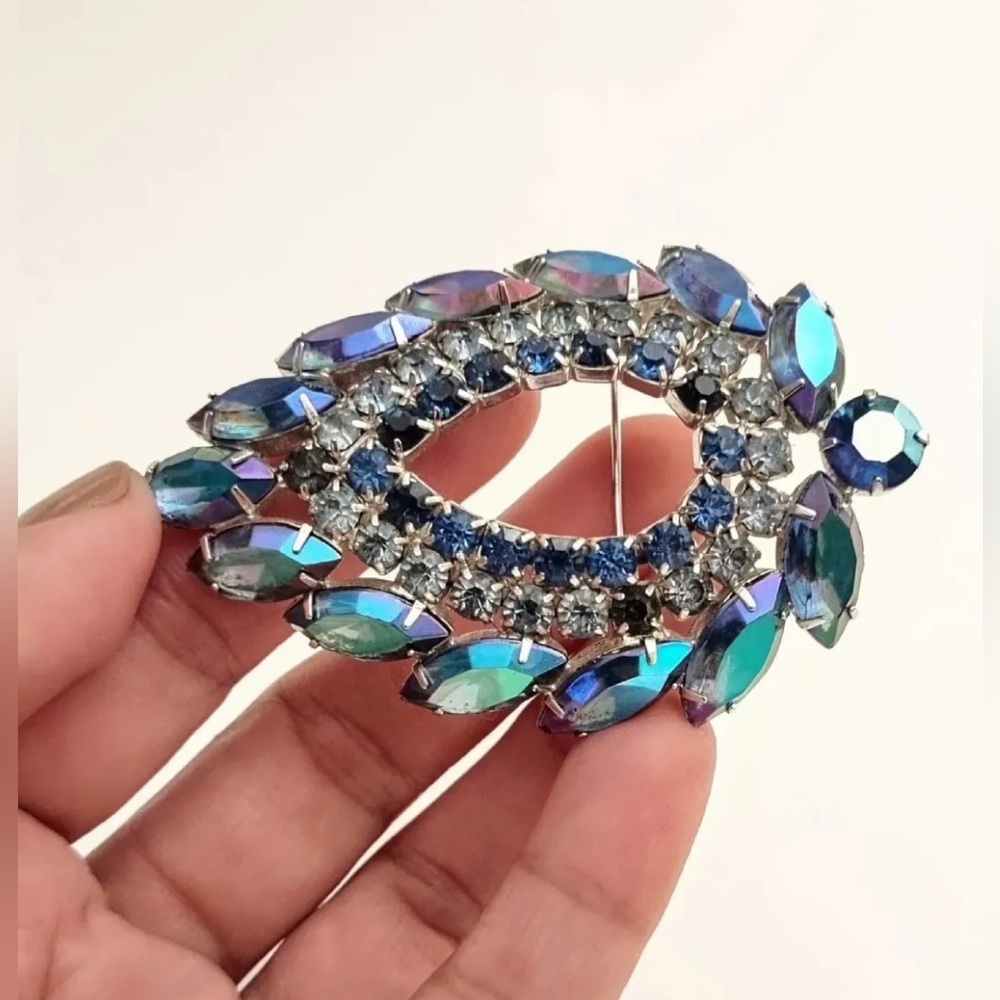 JULIANA D&E FOR SARAH COVENTRY BLUE LAGOON SAPPHIRE AB RHINESTONE BROOCH